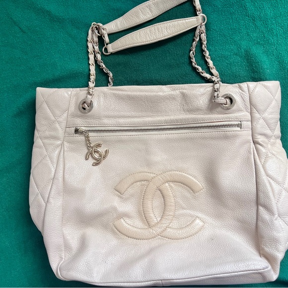 CHANEL Cream Leather Shoulder Bag - Picture 3 of 8